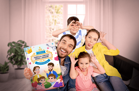 Crianças brincando com seus livros personalizados de Minha Família é Perfeita Desse Jeito