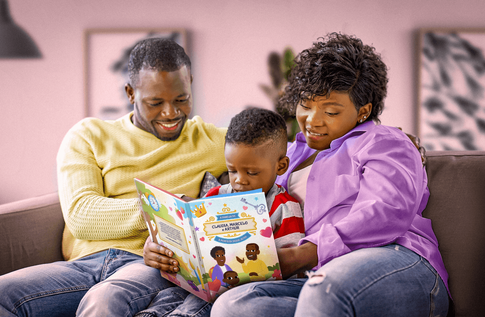 Crianças brincando com seus livros personalizados de Minha Família é Perfeita Desse Jeito
