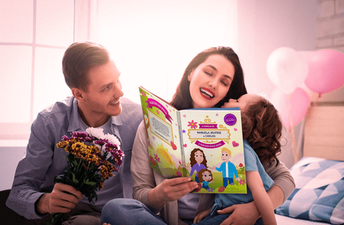 Crianças brincando com seus livros personalizados de Minha Família é Perfeita Desse Jeito