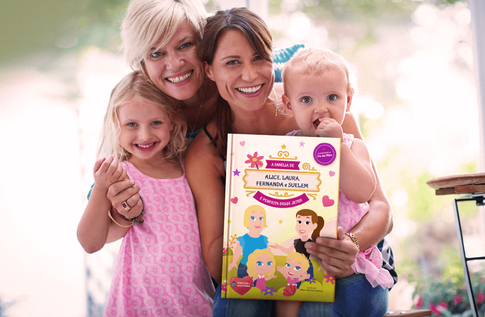 Crianças brincando com seus livros personalizados de Minha Família é Perfeita Desse Jeito