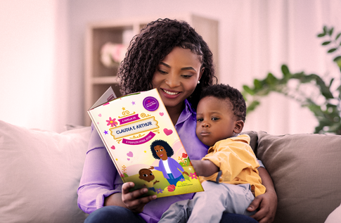 Crianças brincando com seus livros personalizados de Minha Família é Perfeita Desse Jeito