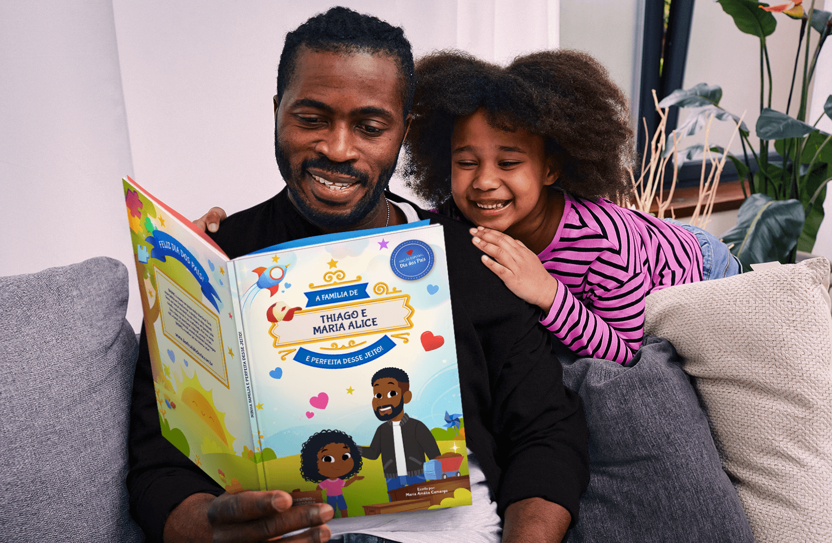 Crianças brincando com seus livros personalizados de Minha Família é Perfeita Desse Jeito