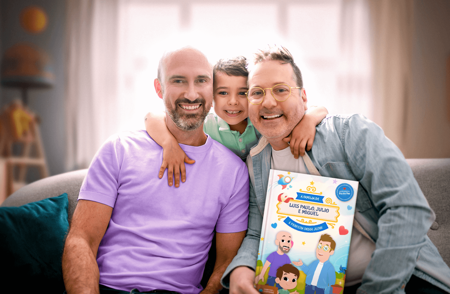 Crianças brincando com seus livros personalizados de Minha Família é Perfeita Desse Jeito