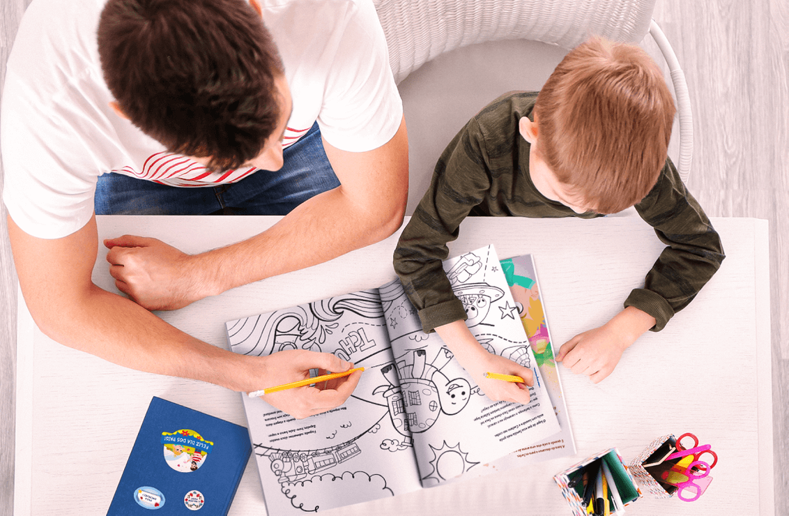 Crianças brincando com seus livros personalizados de Minha Família é Perfeita Desse Jeito