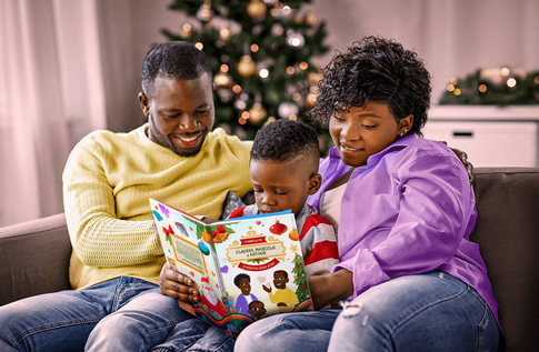 Crianças brincando com seus livros personalizados de Minha Família é Perfeita Desse Jeito