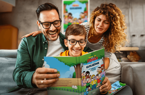 Crianças brincando com seus livros personalizados de Monica Aventura Limoeiro