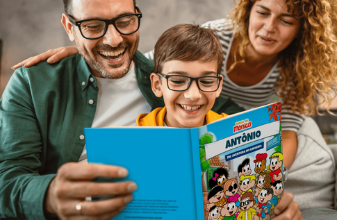 Crianças brincando com seus livros personalizados de Monica Aventura Limoeiro