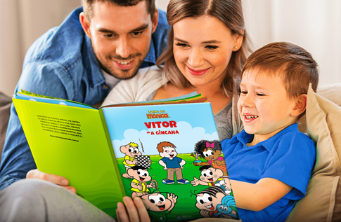 Foto de uma criança com seu livro personalizado da Turma da Mônica - A Gincana