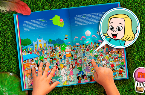 Foto de uma criança com seu livro personalizado da Turma da Mônica - Lendas do Folclore