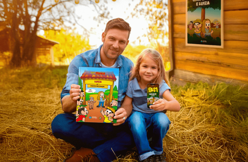 Crianças brincando com seus livros personalizados de Monica Visita o Chico