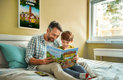 Crianças brincando com seus livros personalizados de Monica Visita o Chico