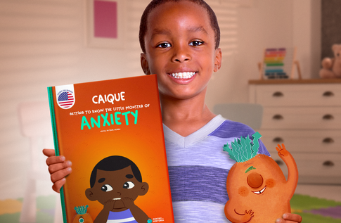 Crianças brincando com seus livros personalizados do Socioemocional - Monstrinho da Ansiedade