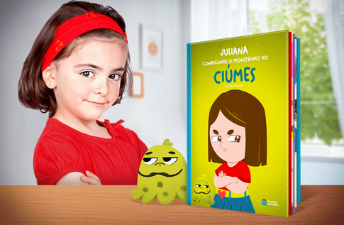 Foto de uma criança com sua coleção Sentimentos e emoções Turma da Mônica da Editora Dentro da História