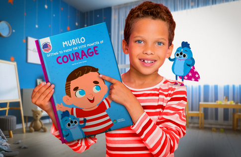 Crianças brincando com seus livros personalizados de Monstrinho da Coragem