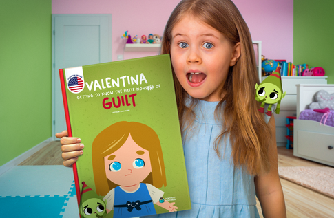 Crianças brincando com seus livros personalizados de Monstrinho da Culpa