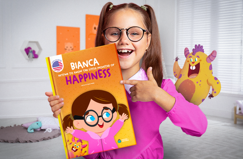 Crianças brincando com seus livros personalizados do Socialemocional - Monstrinho da Felicidade