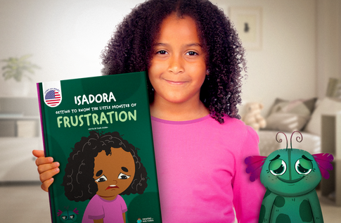 Crianças brincando com seus livros personalizados do Socioemocional - Monstrinho da Frustração