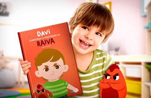 Foto de uma criança com sua coleção Sentimentos e emoções da Editora Dentro da História