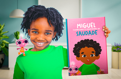 Crianças brincando com seus livros personalizados de Monstrinho da Saudade