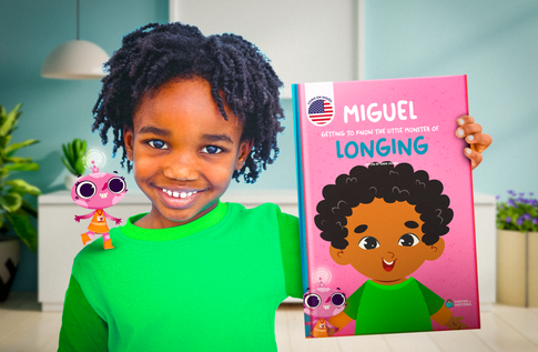 Crianças brincando com seus livros personalizados de Monstrinho da Saudade