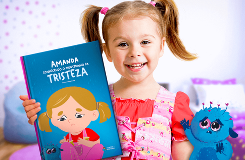 Crianças brincando com seus livros personalizados do Socioemocional - Monstrinho da Tristeza