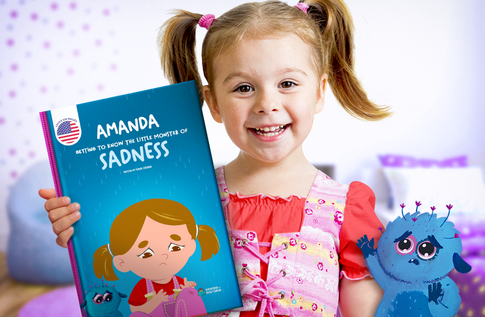 Crianças brincando com seus livros personalizados do Socioemocional - Monstrinho da Tristeza