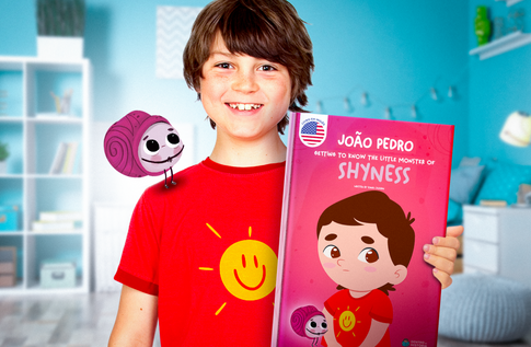 Crianças brincando com seus livros personalizados do Socioemocional - Monstrinho da Vergonha