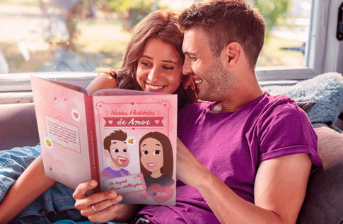 Casal com seus livros personalizados de Nossa história de amor