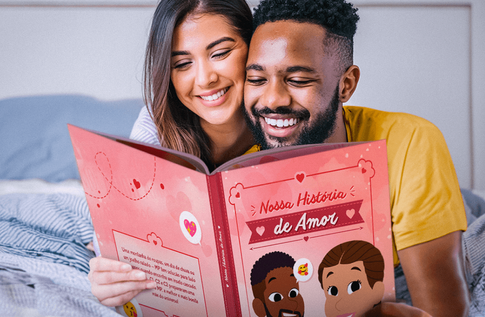 Dois Adultos com seus livros personalizados de Nossa história de amor