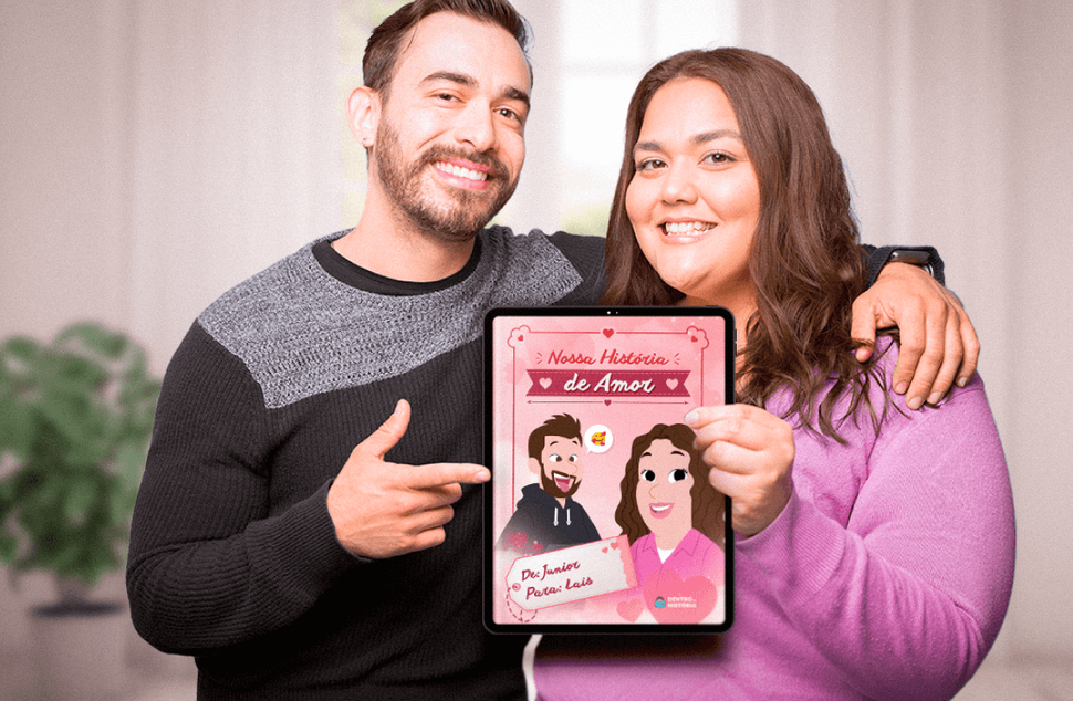 Crianças brincando com seus ebooks personalizados de Nossa história de amor