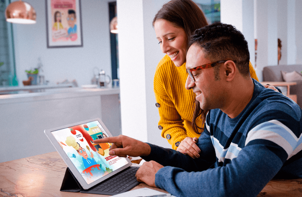 Crianças brincando com seus ebooks personalizados de Nossa história de amor