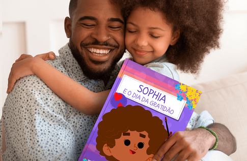 Foto de uma criança com seu livro personalizado O Dia da Gratidão