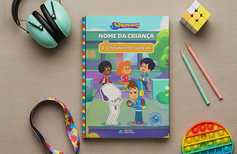 Crianças brincando com seus livros personalizados de O Jeito Único de Cada Um