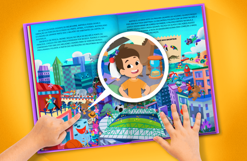 Foto de uma criança com seu livro personalizado Roda Gigante das Cidades
