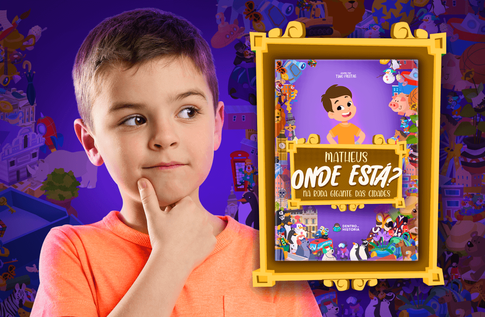 Foto de uma criança com sua coleção Brincando com a Coleção Onde Está?