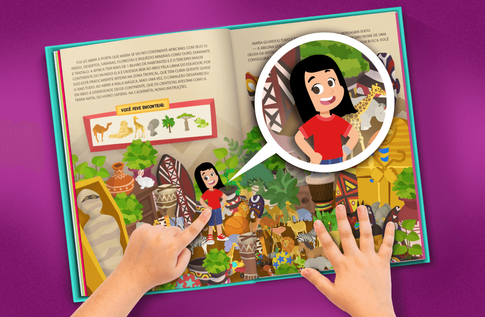 Foto de uma criança com seu livro personalizado Casa dos Continentes