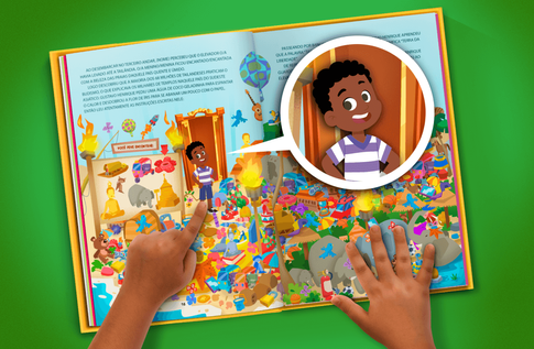 Foto de uma criança com seu livro personalizado Edifício dos Países