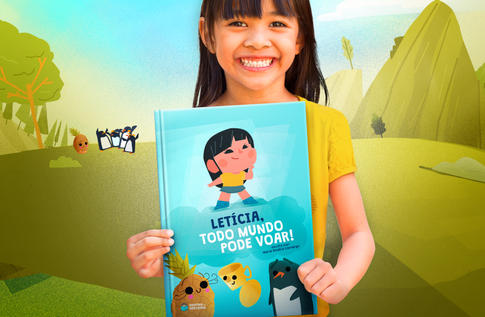 Crianças brincando com seus livros personalizados de Linguagem Lúdica