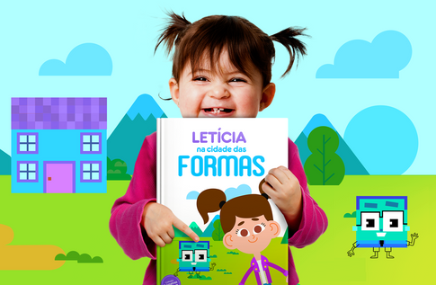 Crianças brincando com seus livros personalizados do Primeiras Lições - Cidade das Formas