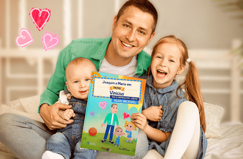 Crianças brincando com seus livros personalizados O papai faz o impossível virar algo incrível
