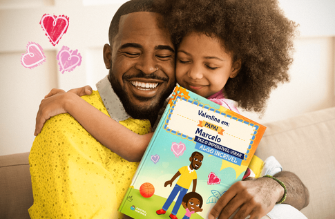 Crianças brincando com seus livros personalizados O papai faz o impossível virar algo incrível