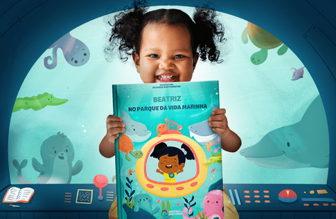 Foto de uma criança com sua Coleção Animais e Filhotes Fofinhos