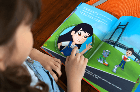 Foto de uma criança com seu livro personalizado da Patrulha Canina - Resgate Animal