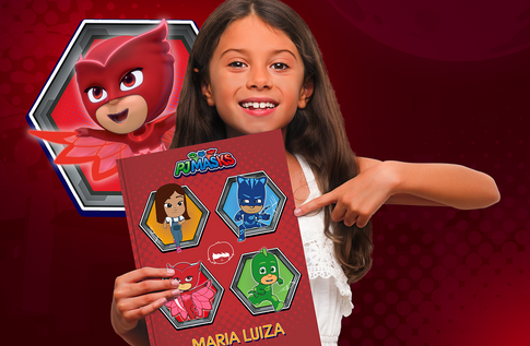 Crianças brincando com seus livros personalizados de PJ Masks