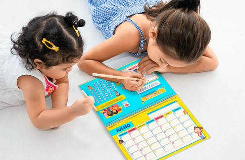 Crianças brincando com seu Planner 3 palavrinhas