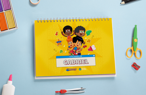 Crianças brincando com seu Planner 3 palavrinhas