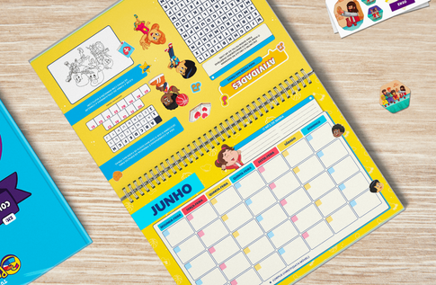 Crianças brincando com seu Planner 3 palavrinhas