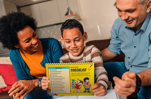 Crianças brincando com seu Planner Personalizado 2025 da Turma da Mônica