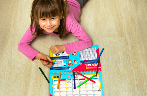 Crianças brincando com seu Planner Personalizado 2025 da Turma da Mônica