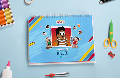 Crianças brincando com seu Planner Personalizado 2025 da Turma da Mônica